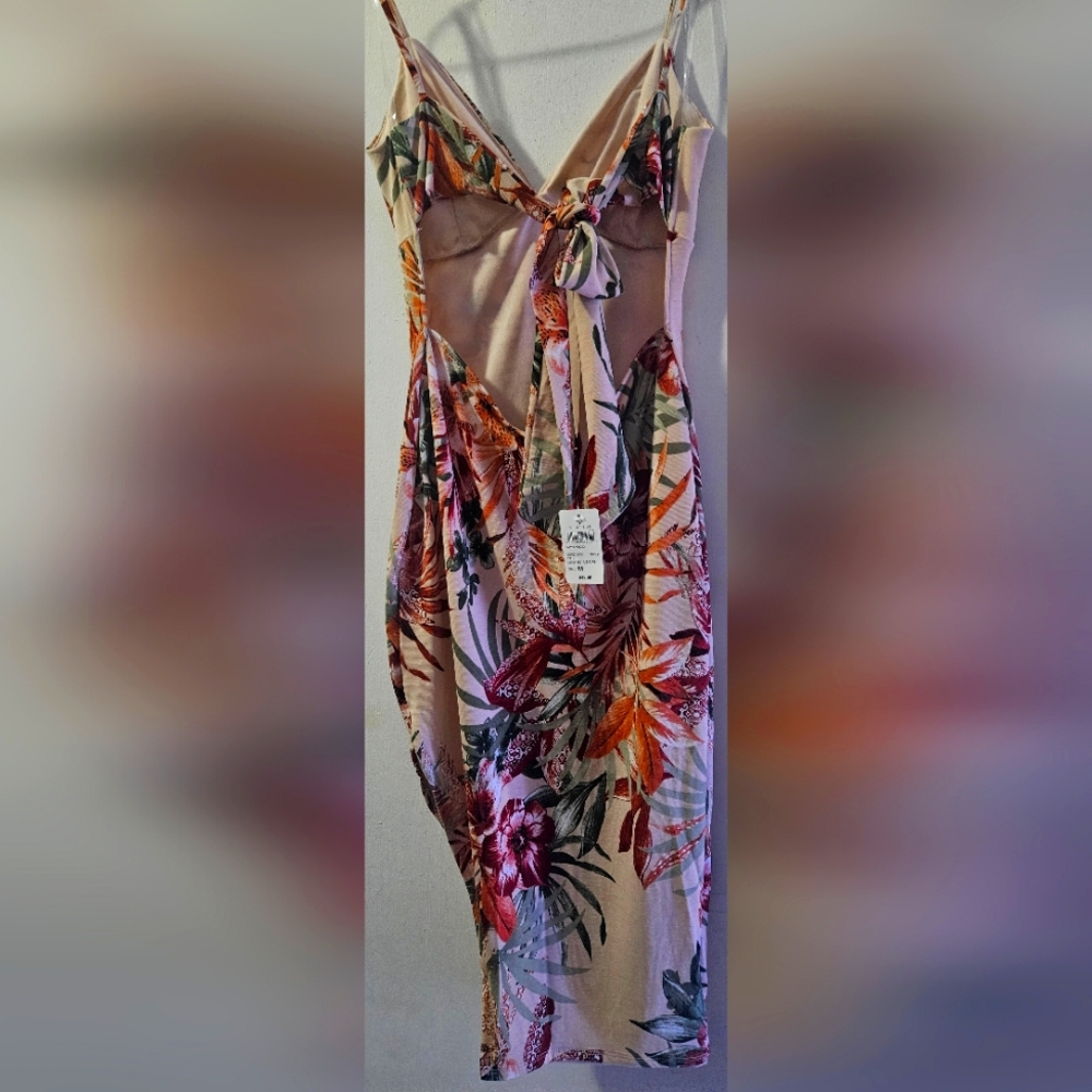 Women's dress - Picture 2 of 3